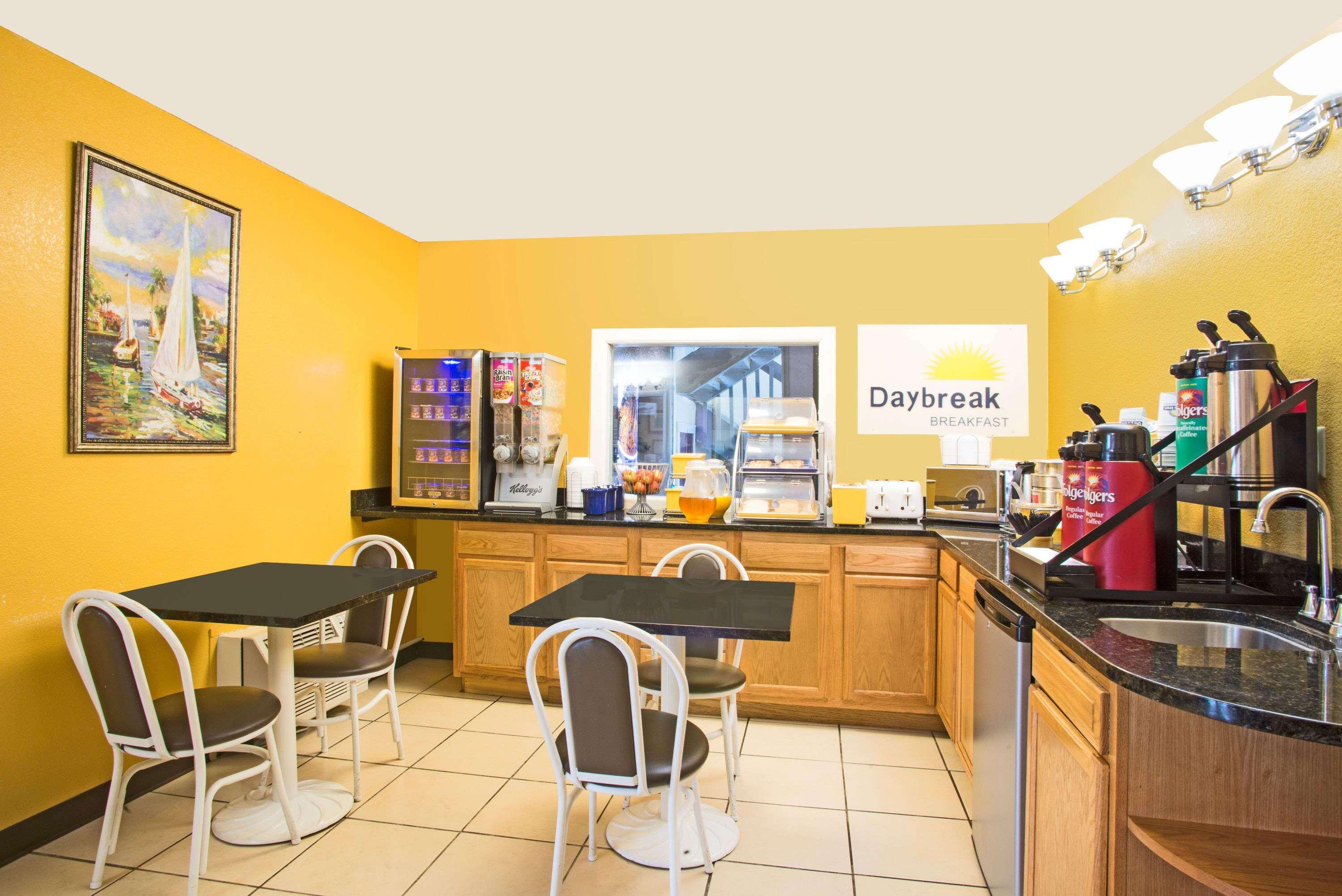 Days Inn By Wyndham Indianapolis East Post Road Extérieur photo