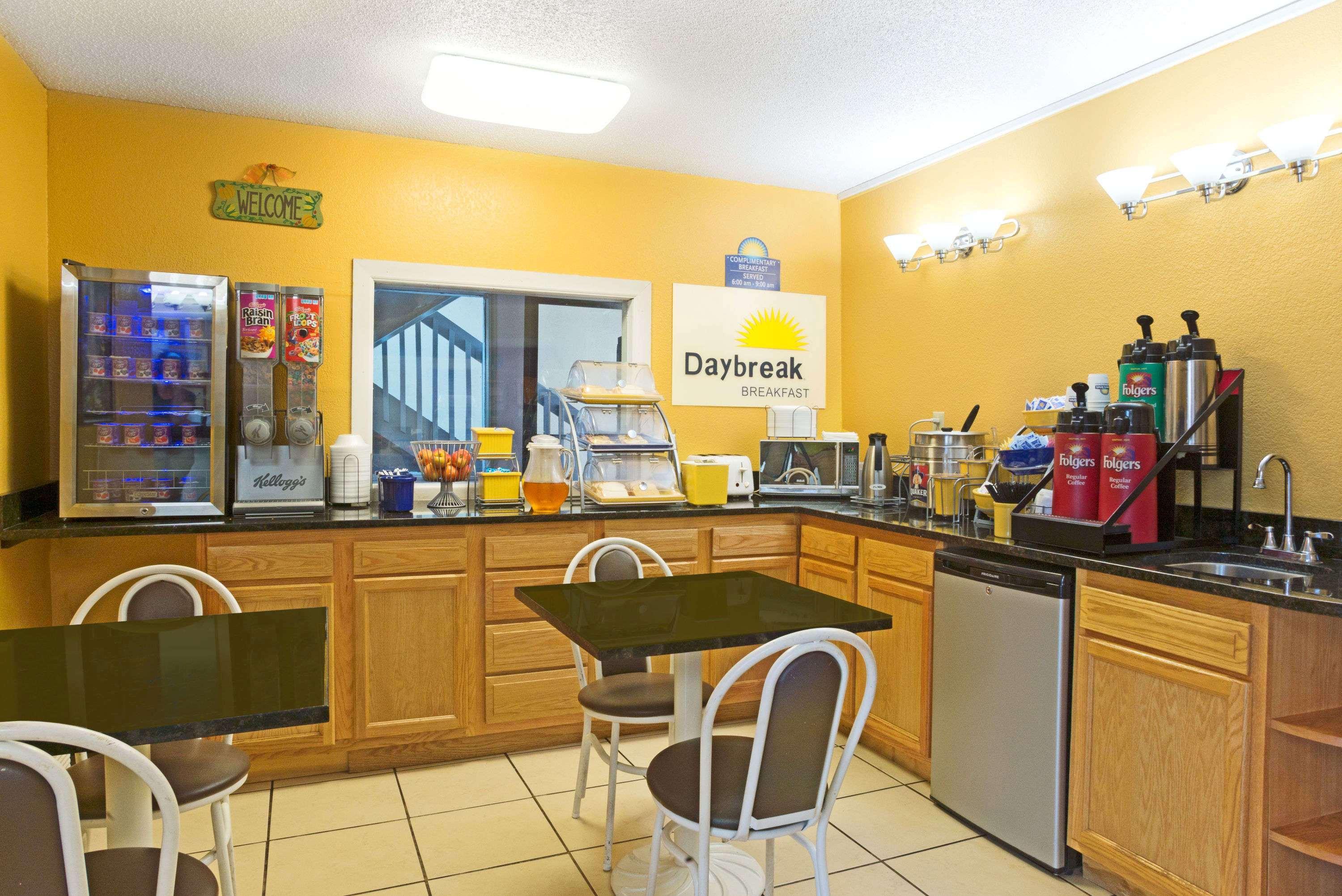 Days Inn By Wyndham Indianapolis East Post Road Extérieur photo