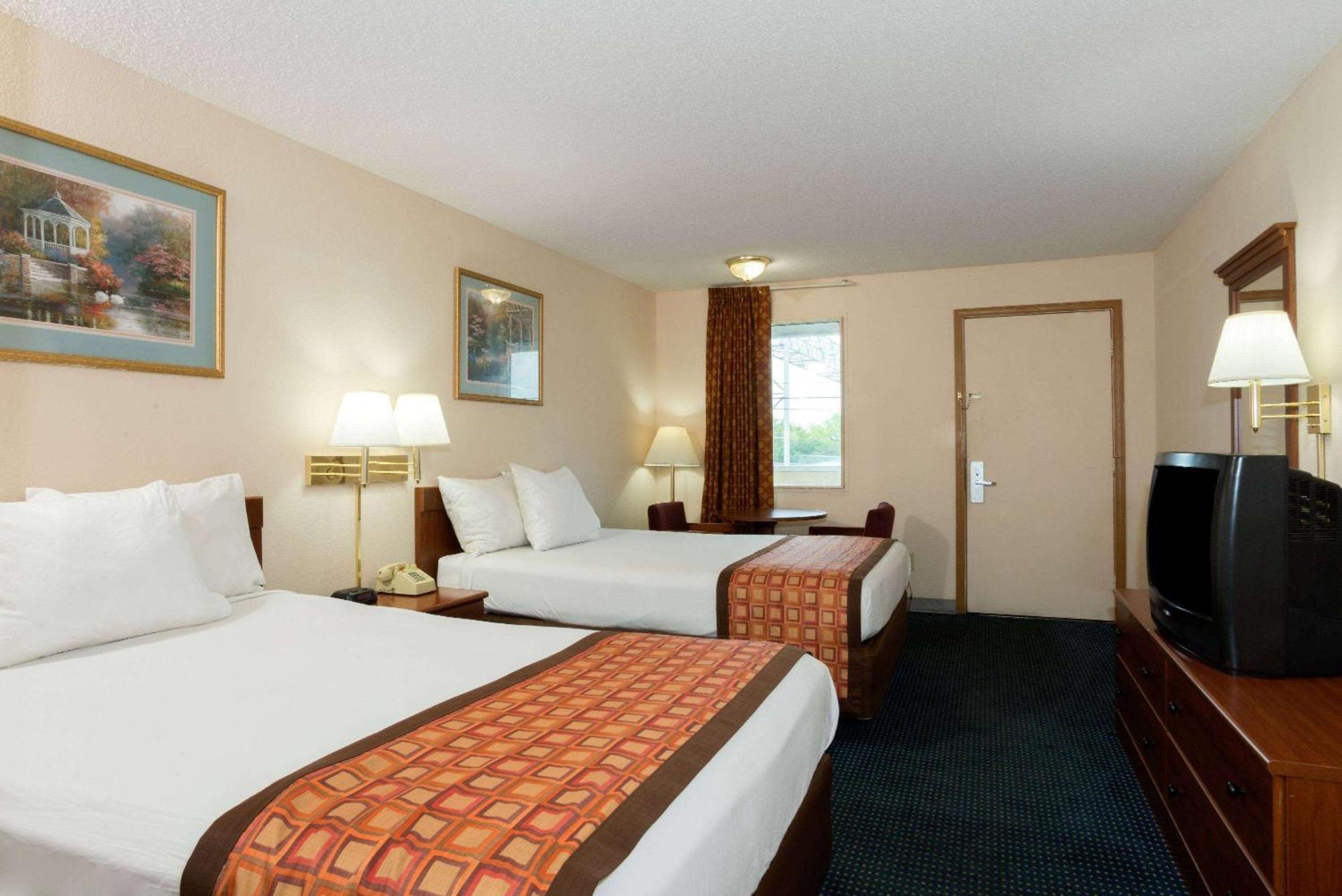 Days Inn By Wyndham Indianapolis East Post Road Extérieur photo